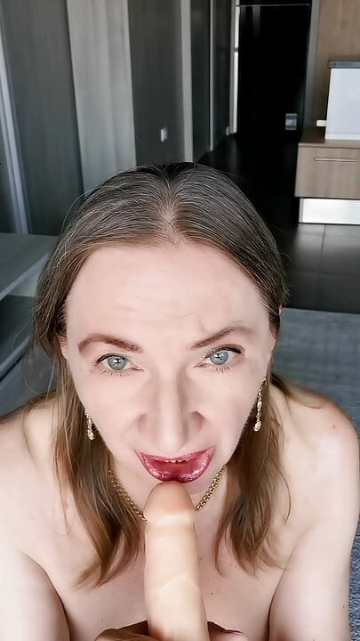 Invitado con el corazón roto aprende pasión de una mujer madura seductora