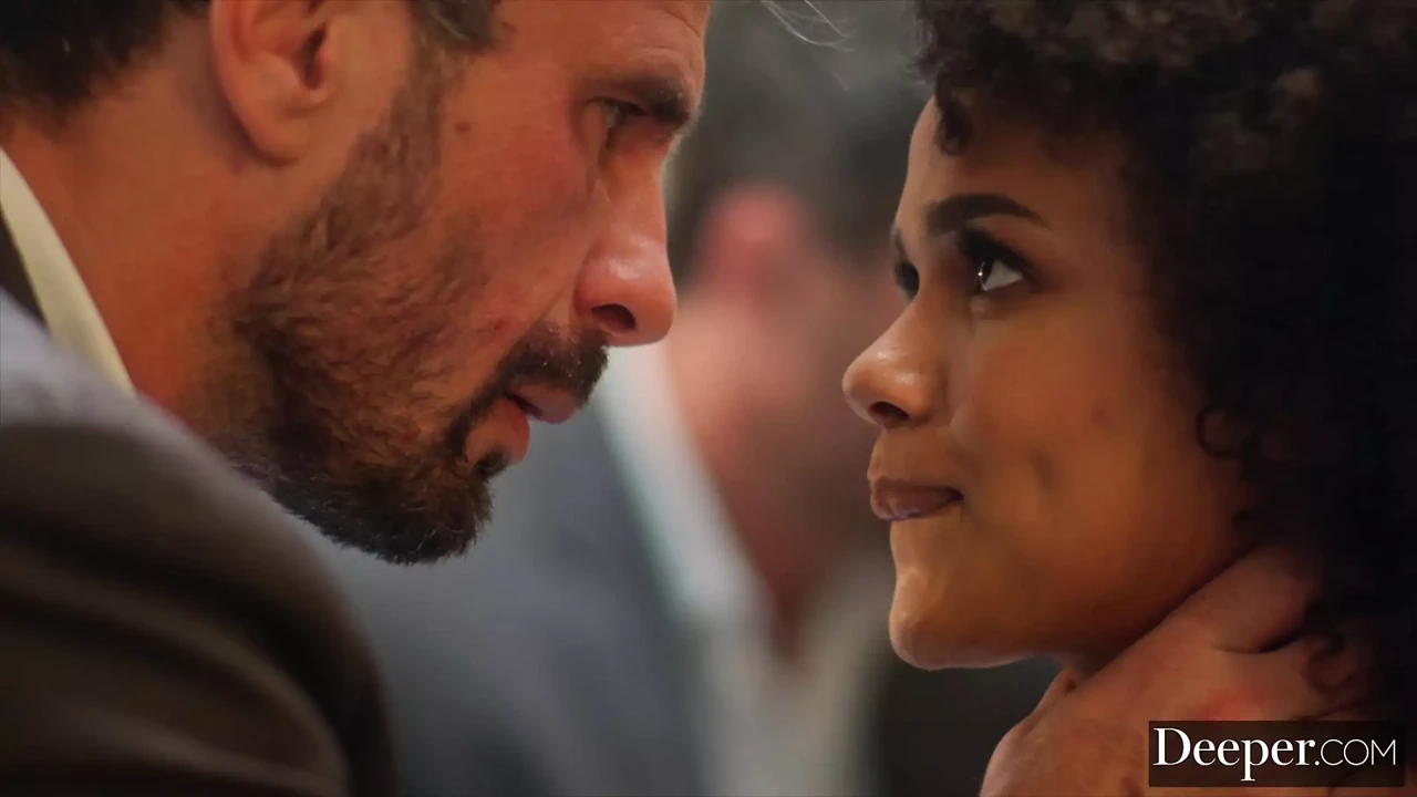 更深。害羞的Alina和Bestie Harley玩激烈的3P