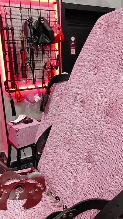 BDSM Hotel, Baszógép, Megkötözés, Sperma az arcon