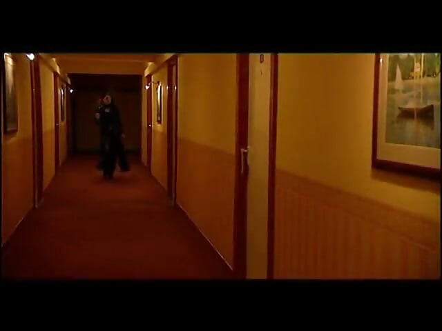 Ateşli bir esmer için derin çifte penetrasyon