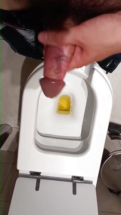 在公司浴室裡用大屌射精