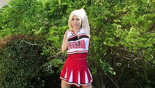 Zierliche blonde cheerleaderin kiara cole liebt jeden zoll