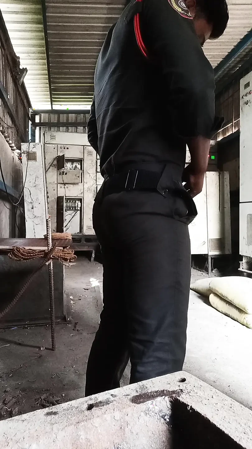 o leve sorriso de seus lábios queima meu corpo, e seu
