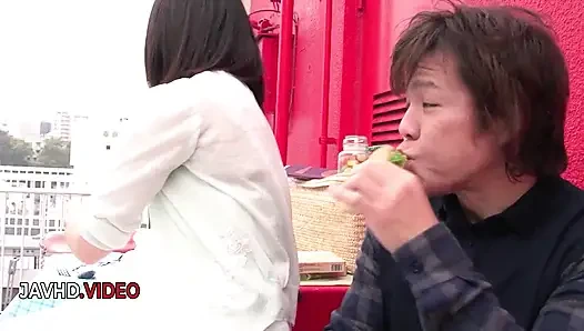 Schlanke asiatische schönheit gibt erstaunlichen blowjob vor hardcore-action