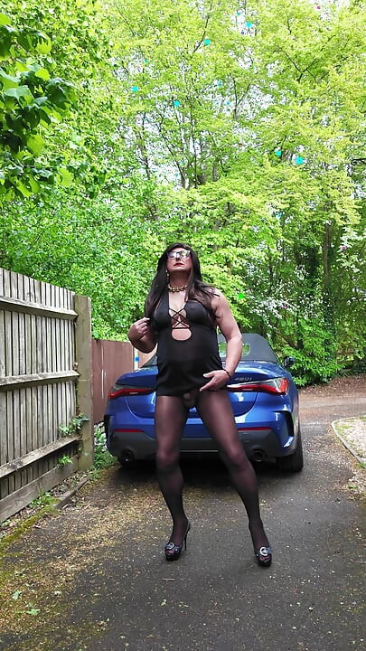 Crossdresser Kellycd2022 dalam pantyhose lancar hitam dan tumit