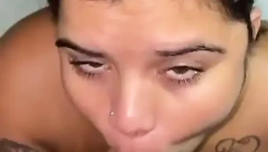 Pummelige Latina mit großem Hintern hat leidenschaftlichen Sex mit Nachbar, während sie allein zu Hause ist