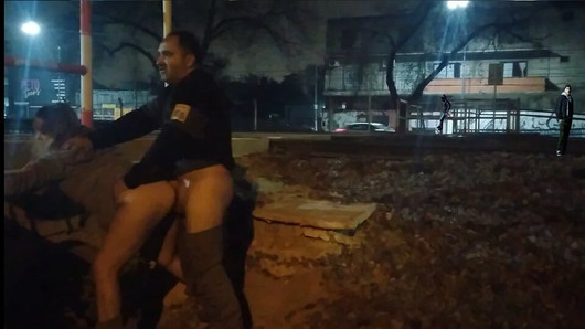 chica exhibicion desnuda en la calle follando en público mirones y atrapados por la policia