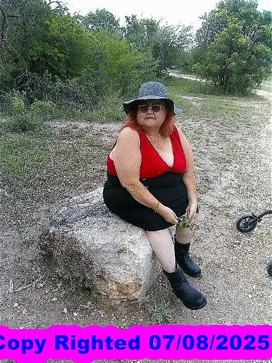 Asistenta Sexy Vicki Se Plimbă În Parc Expunându-te Și Tachinându-te
