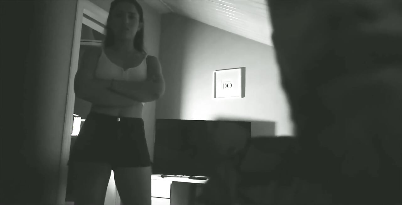 彼はカメラを設置し、彼女に支配させます