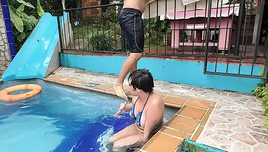 Ich helfe meiner sexy stiefschwester mit dickem arsch, damit sie nicht im pool ist, dafür lässt sie mich ihren engen arsch hart ficken