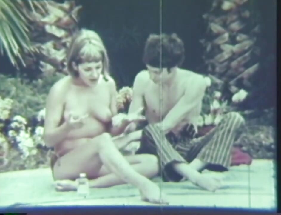 Sexo vintage quente ao ar livre à beira da piscina!