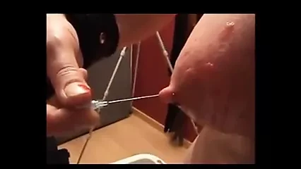 Прилипающие иголки в связанных сиськах