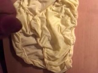 cumming içinde seksi küçük sarı külot