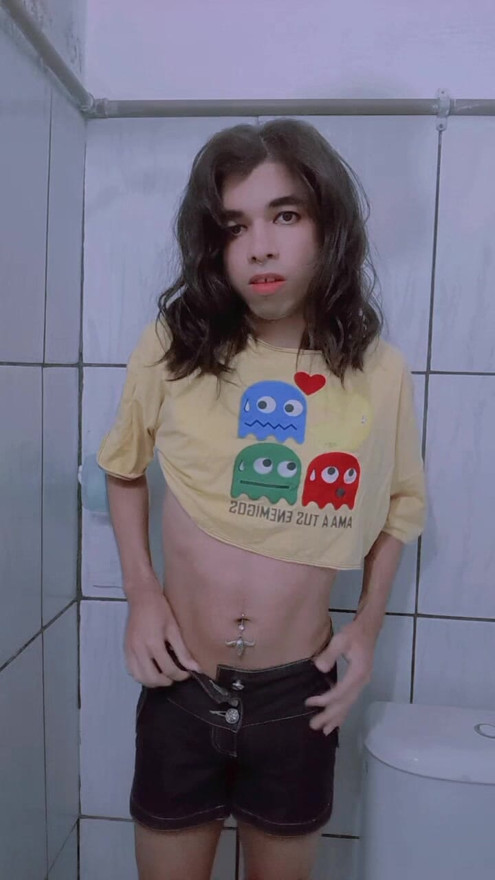 Carlezinha Puta Novinha trans female slut in a short gray cropped high showing her smooth belly with shining piercing