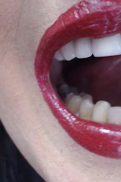 شفاه حمراء لامعة كبيرة