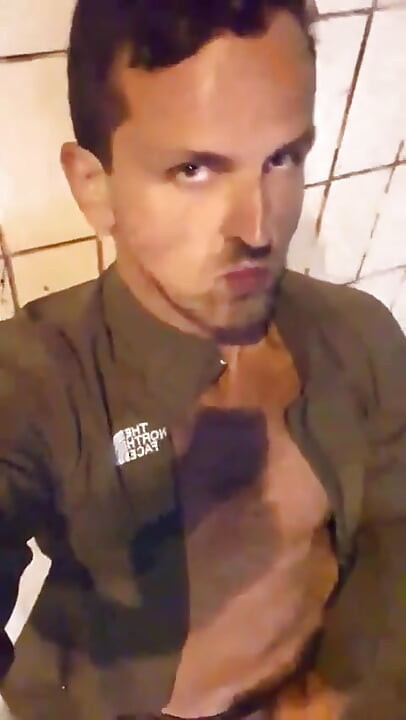 Slutboyben Cam4 PornoQueen se razotkriva uživo na Cam4