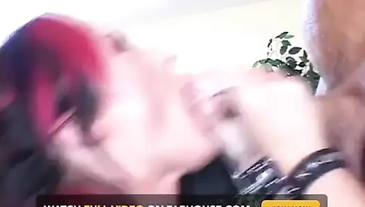 Klasik kızıl saçlı kız götünde büyük yarağı seviyor