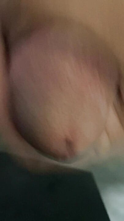 Ett stort monster står hårt i tolet för att suga ut det äckliga slimet, som vill dricka det, jag är ok