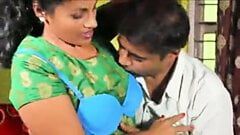 Сексуальная тетушка Savitha дает молоко клиенту