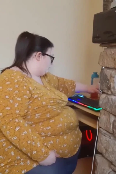 The fattest girl at work struggles