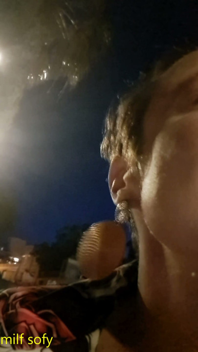 Ik kom terug van een feestje en kom een fan tegen die van milfs houdt. Ik zuig hem buiten af en hij neukt mijn kont en komt klaar in mijn gezicht | Clip 1