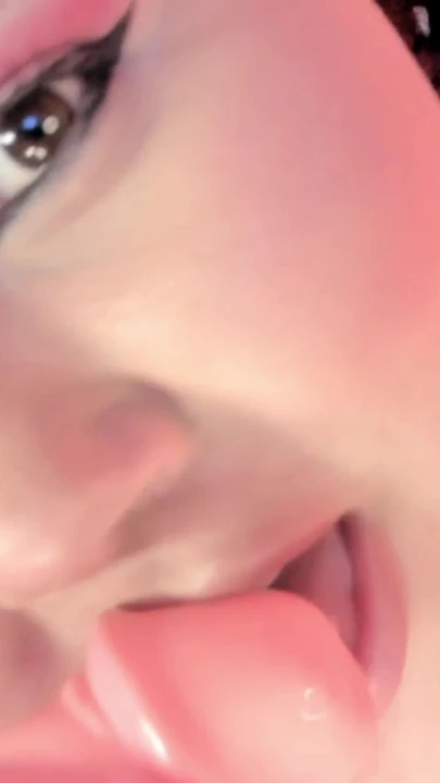 胖美女用他的小假阳具在他的嘴里玩得很开心，直到他流出很多唾液