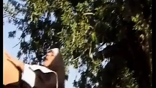 Doğal saçlı esmer Alman genç erkek avcısı açık havada grup sekste sikiliyor