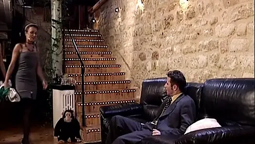 İnce Alman sürtükler ateşli anal seksten sonra döl içiyor