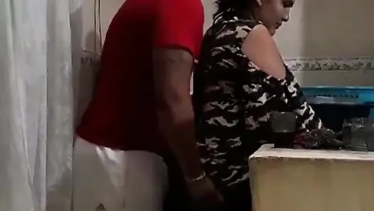 Angestellte beim geschirrwaschen gefickt - meine frau hat uns fast erwischt