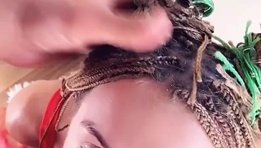 Minyon genç kız tasmasını takıyor ve götünü siktiriyor