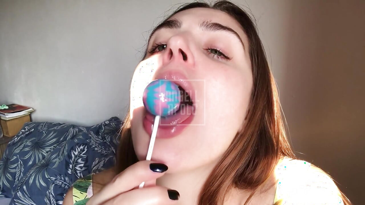 INSTRUCȚIUNI DE MASTURBARE | Blondă sexy cu pizdă perfectă suge acadea și se masturbează în timp ce își ghidează laba