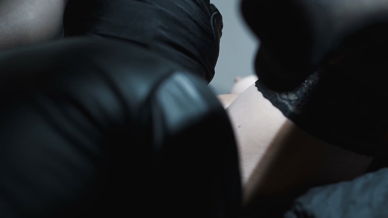 Er Kommt Auf Die Knie Und Leckt Meine Muschi, Bis Ich Einen Intensiven Orgasmus Habe