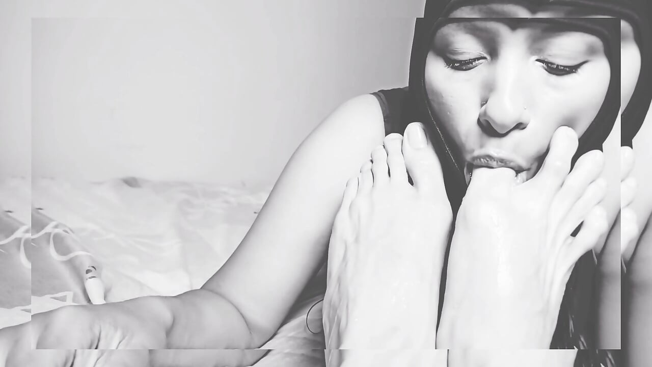 It feels so good to lick her feet.