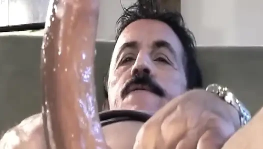 Sarışın orta yaşlı seksi kadın deliklerini büyük yarakla genişletiyor