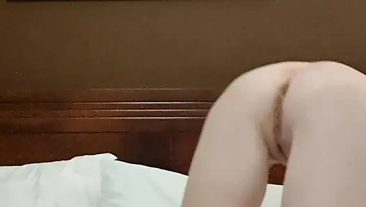 Cewek itu ngentot pantatnya saat aku lagi mandi, minta aku bantuin dia