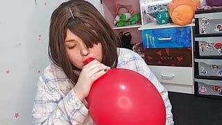 Meisje dat 3 enorme ballonnen opat