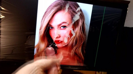 Karlie Kloss celeb con omaggio