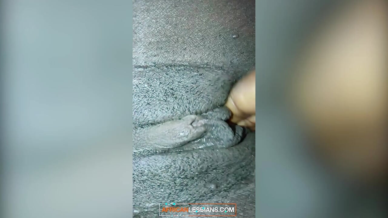 私はこの黒人レズビアンたちが情熱的なハサミングと絶え間ないクリトリスを弾きながら制御を失うのを見ました