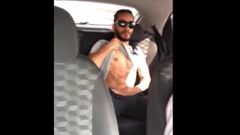 Un mec gay noir se branle dans la voiture bla bla