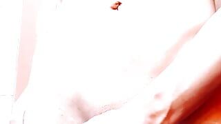 Goth Femboy spritzt sperma aus ihrem gebogenen mädchen-schwanz - hüftenbewegungen