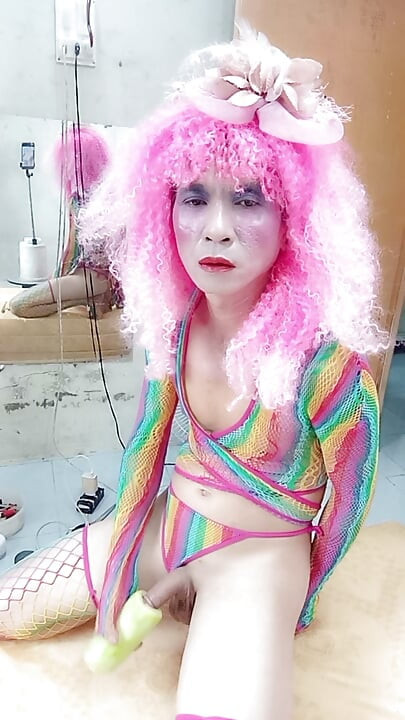 Transgender Le memakai pakaian seksi dan bermain cawan seks. Tin tiruan