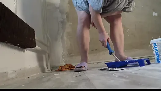 Orta yaşlı seksi kadın külotsuz tadilat yapıyor 1