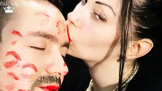 Alex gesicht mit roten lippenstiften bedeckt, küsse