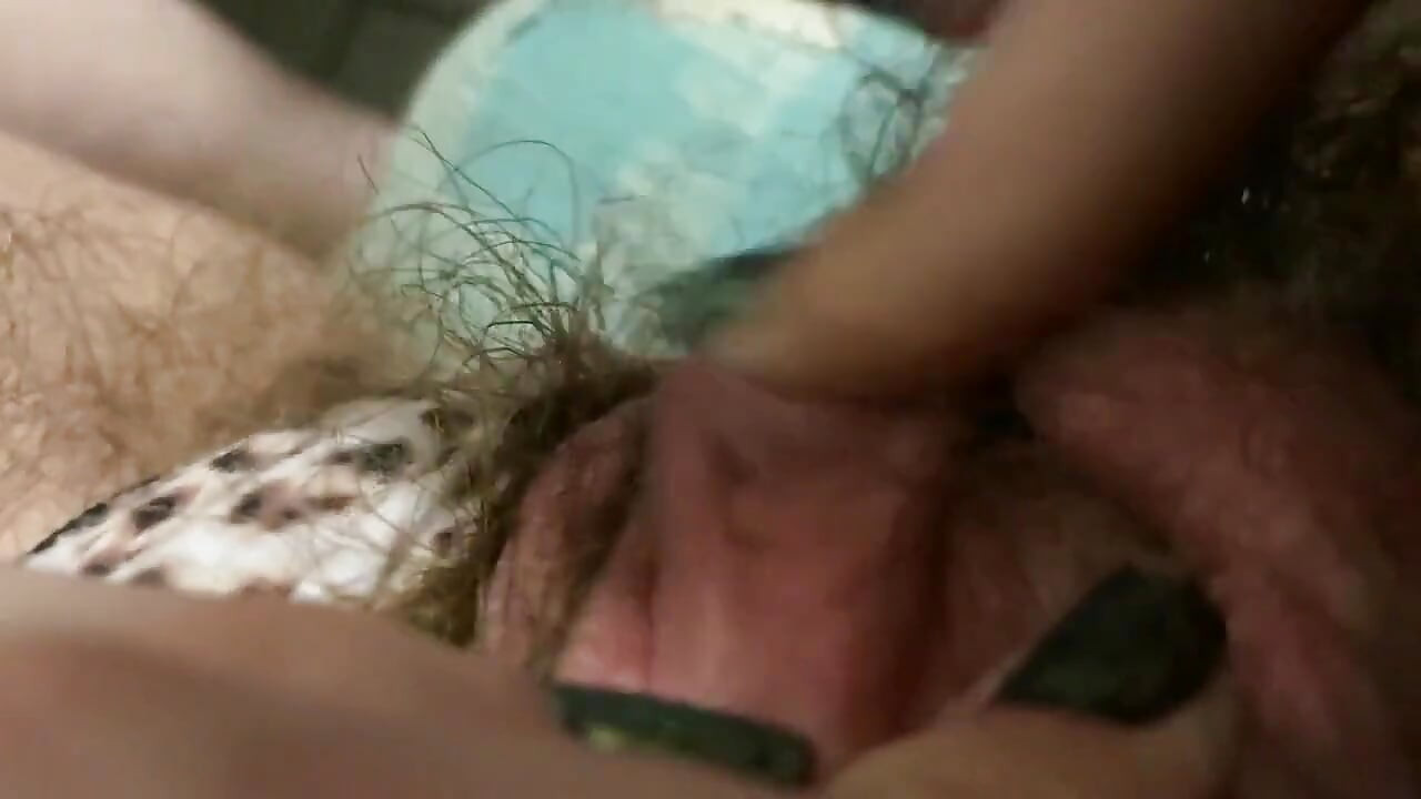 Orgasme pagi itil besar menggosok di memek super berbulu closeup ekstrem
