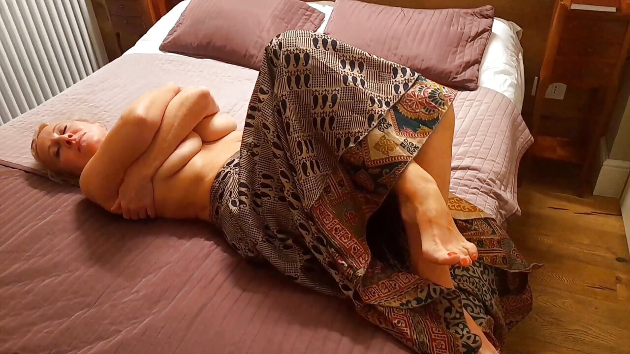 Blonde Selena og hennes vakre naturlige kjønn i sengen