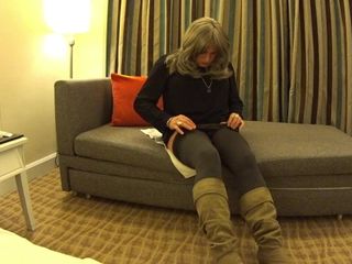 Lara se divertindo solo no hotel kl :)