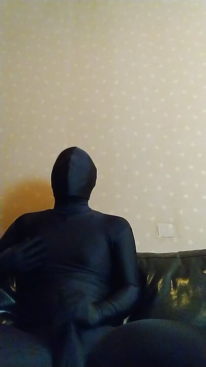 I masturbated comfortably with no makeup, muzzle and nose hook, and full body tights!