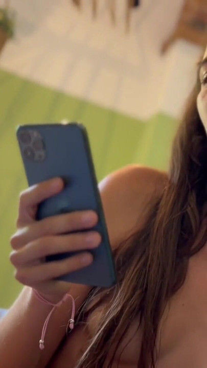Συγκλονιστική στιγμή από το "This Spanish girl Gives a Lazy Handjob While Chewing Gum"