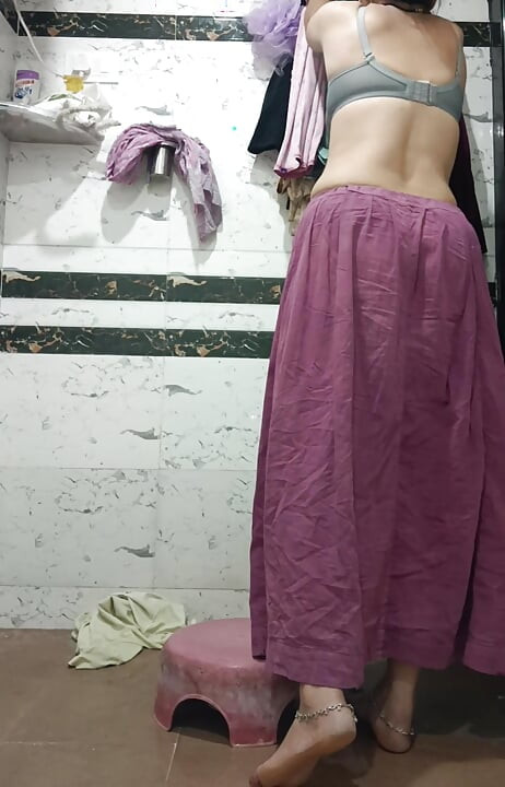Priya bhabi hot body show in bathroom