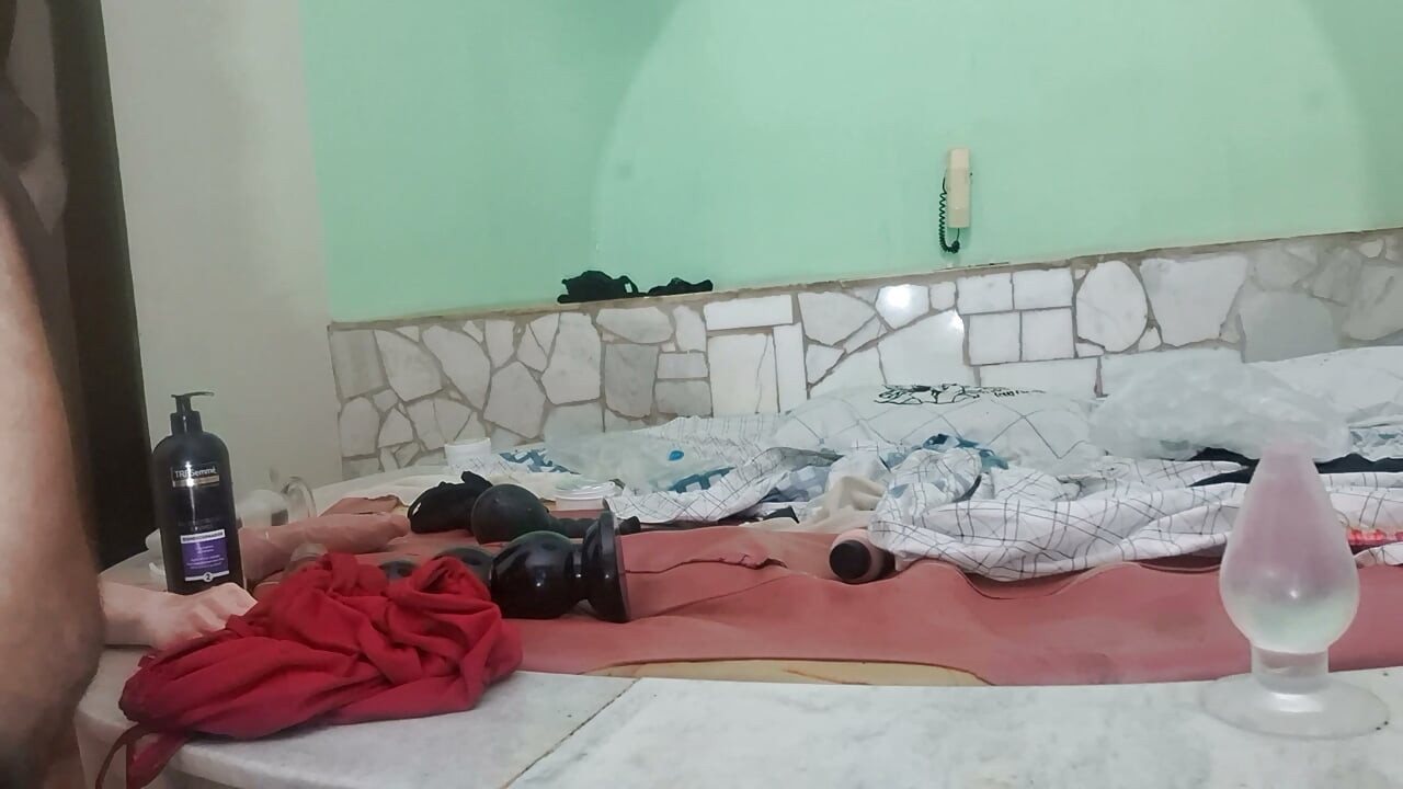 סרטון חובבני של דילדואים אנאליים עם עורלה